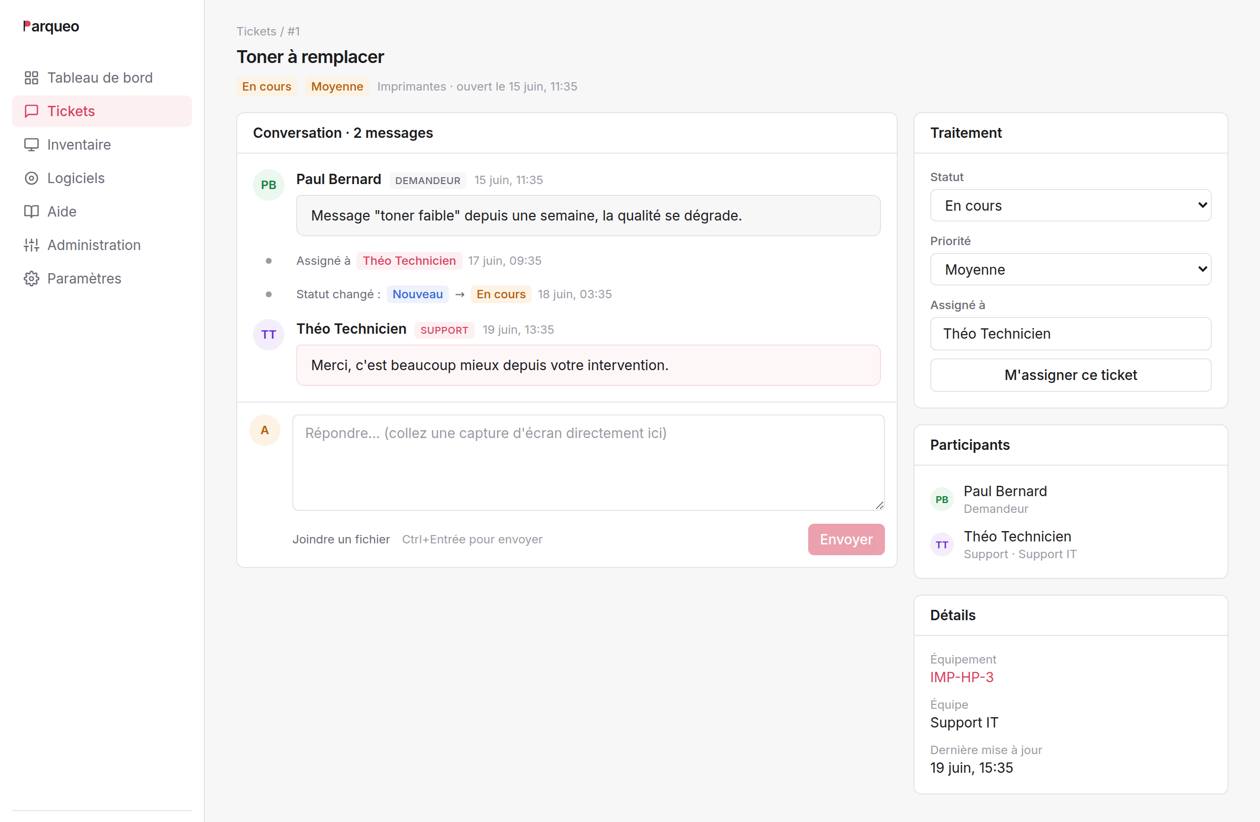Détail d'un ticket : fil de discussion et journal d'événements à gauche, panneau de gestion à droite.